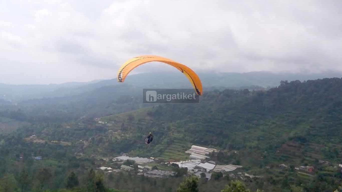 Fly Indonesia Paragliding atau Bukit Paralayang Puncak Fly Indonesia Paragliding atau Bukit Paralayang Puncak
