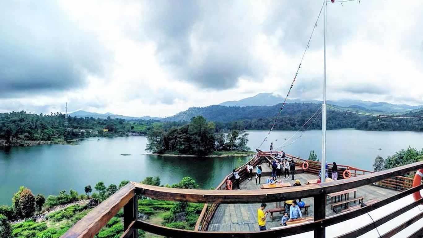 Glamping Lakeside Rancabali dan Pinisi Resto Glamping Lakeside Rancabali dan Pinisi Resto