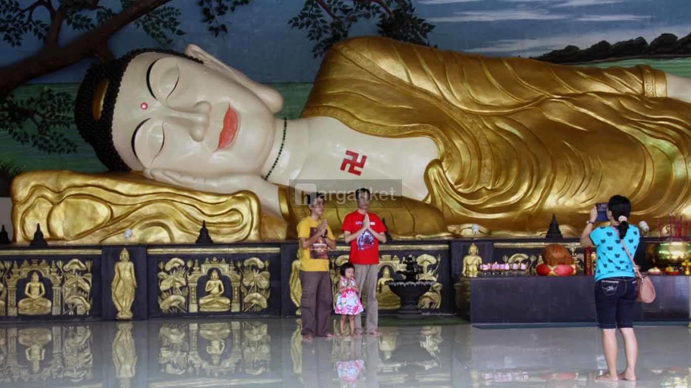 Patung Buddha Tidur atau Vihara Buddha Dharma & 8 Pho Sat Patung Buddha Tidur atau Vihara Buddha Dharma & 8 Pho Sat