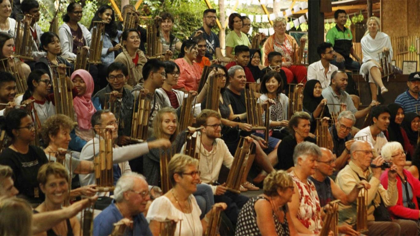 Bermain Angklung Bersama