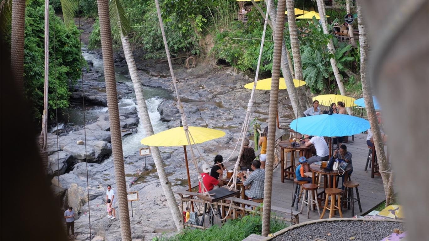 Pusat kuliner & belanja