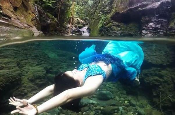 berenang di air terjun berenang di air terjun