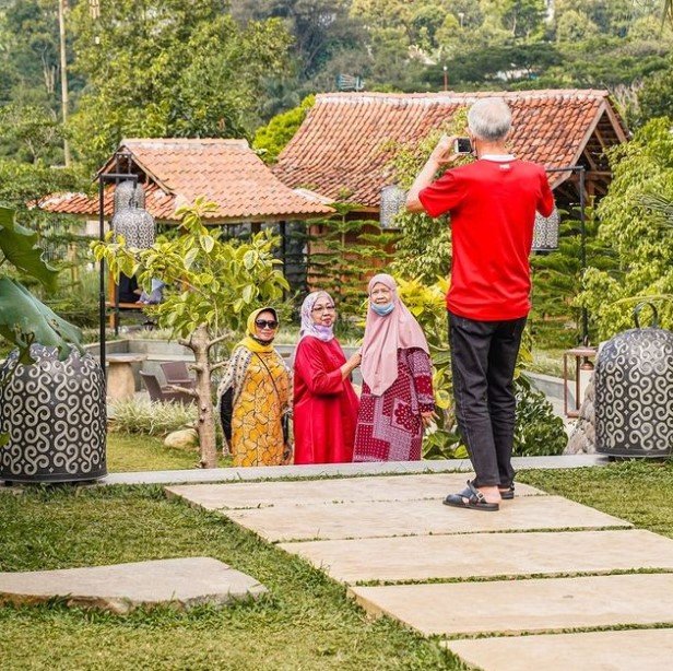 Ngopi di Sawah Puncak Bogor