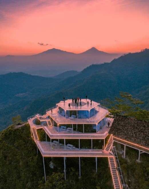 Tumpeng Menoreh Malam Hari